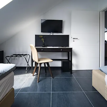 Haus Blauer Stein - 6 Wohnungen, 15 Schlafzimmer Apartment Pulheim