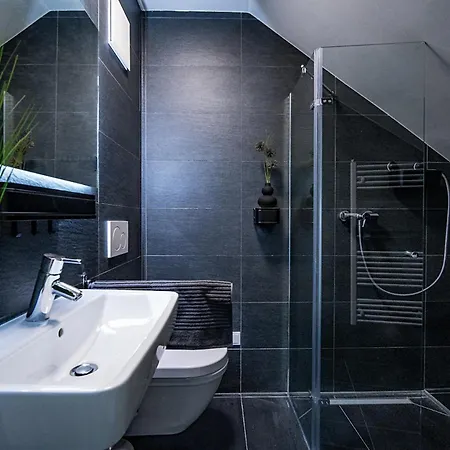 Blauer Stein 7a Haus - 6 Wohnungen, 15 Schlafzimmer プルハイム